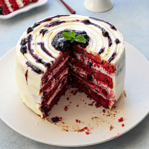 Tort Red Velvet cu gem de afine